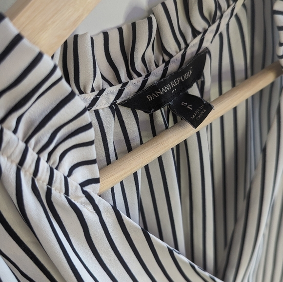Black & White Pin Stripe Sleeveless Blouse - Picture 4 of 4